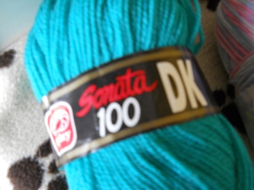 BUNDLE OF MIXED COLOUR DOUBLE KNITTING WOOL AND A FEW ODD BALLS - Picture 2 of 11