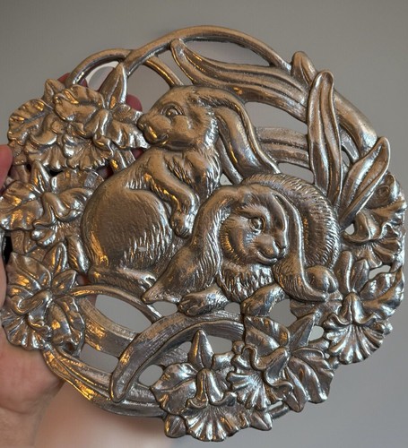 1995 Arthur Court Hase Kaninchen Narzissen Blumen Untersetzer Wandbehang 8" OSTERN - Bild 1 von 4
