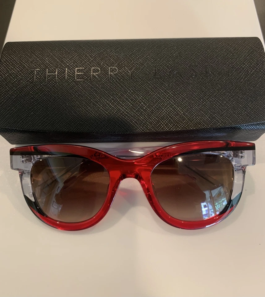THIERRY LASRY HELAMY 462. Rojo/Cristal/Negro. Gafas de sol Cateye 50 mm para dama Foto 4 de 4
