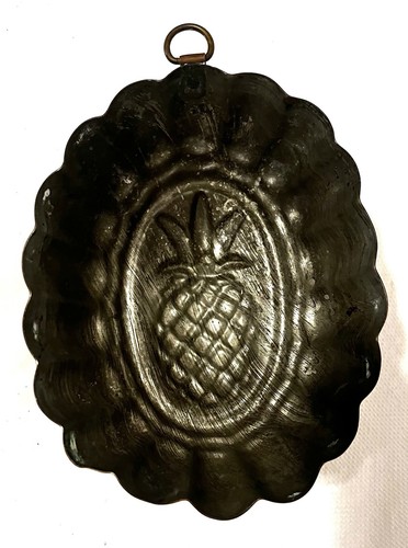 Vintage 6" x 5" Oval Tin Lined RAISED PINEAPPLE Copper Mold with hanger - Picture 6 of 7
