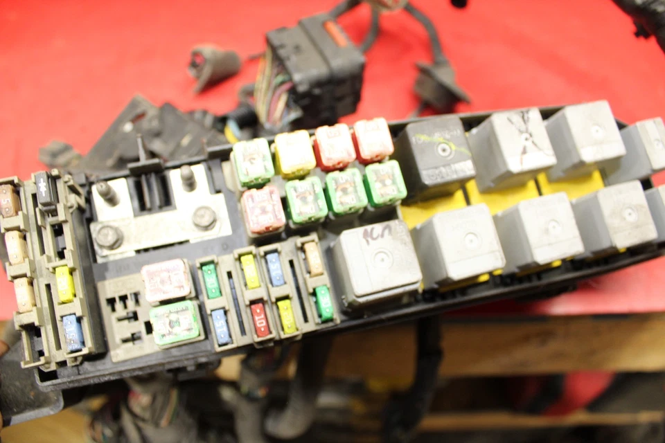 Arnés de cableado y caja de fusibles Ford Escape Engine Bay 2006 Foto 2 de 4