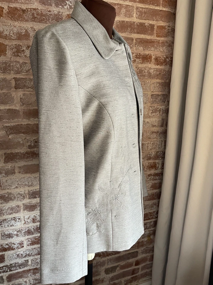 ¡Nuevo! Chaqueta Blazer Alfred Dunner Gris Tejida Flor Bordada Abotonada Talla 10 Foto 2 de 4