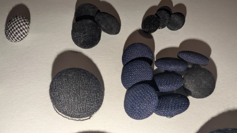 Vintage Lot 71 Houndstooth, 10 Black, 8 Navy Fabric Buttons Various Sizes Textur - Image 4 of 4