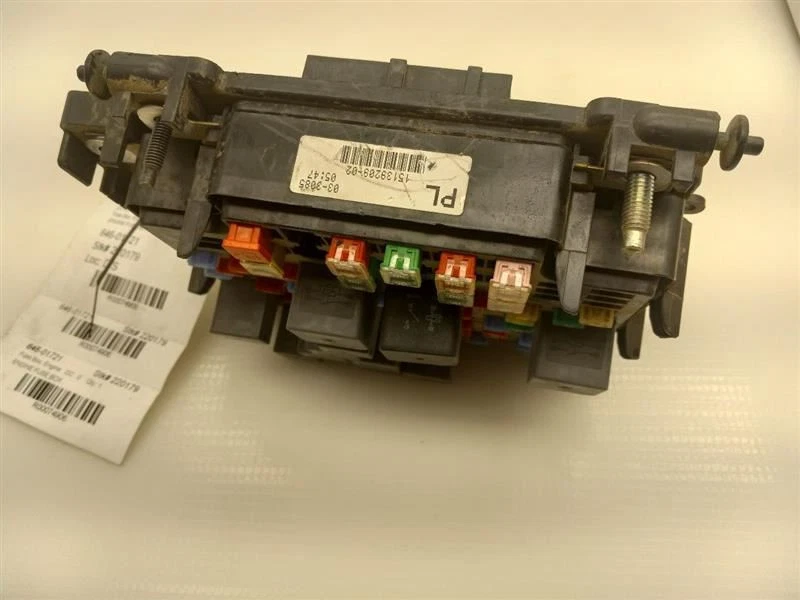 Caja de fusibles motor estilo clásico 06-07 GMC Sierra 1500 15291010 Foto 3 de 4