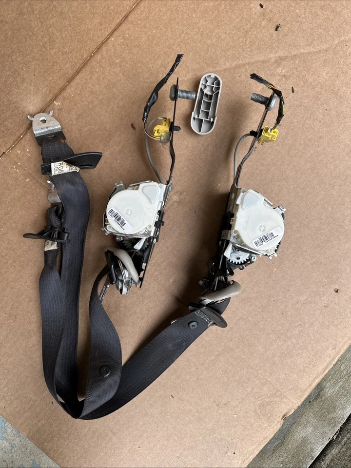 2009 Chevy Silverado GMC Sierra 1500 2500 3500 FRONT Pair Seatbelts CREW Cab OEM - Image 3 of 4