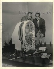 1958 Press Photo Ralph Wight and Paul Kaestner with model of Furnace, New Mexico