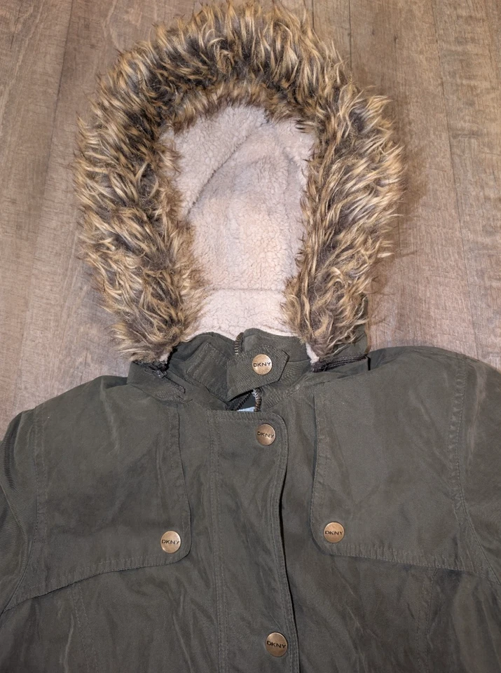 Parka DKNY para mujer talla M, verde imitación piel ribete anorak cremallera completa Foto 2 de 4