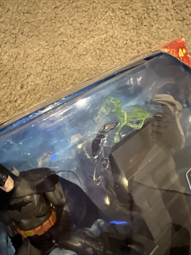 Young Justice Invasion Batman 6" Action Figure Diorama DC crack In bubble Seam - Picture 2 of 3