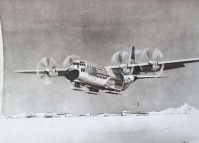 GROSSES ORIGINAL 50er JAHRE PRESSEFOTO LOCKHEED C-130 HERKULES AUF EISSCHLITTEN 20x15cm
