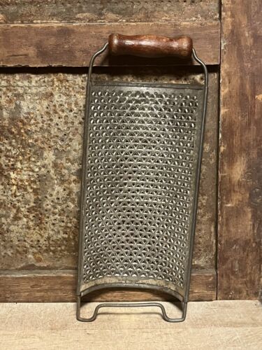 "Rallador de queso perforado triángulo de lata con mango de madera antiguo de metal elegante 12 1/4" - Imagen 4 de 17
