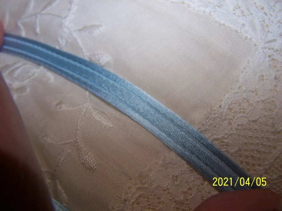 Ancien ruban en soie bleu ciel. Superbe. Art Déco. Vendu au mètre. N°153 - Photo 2/4