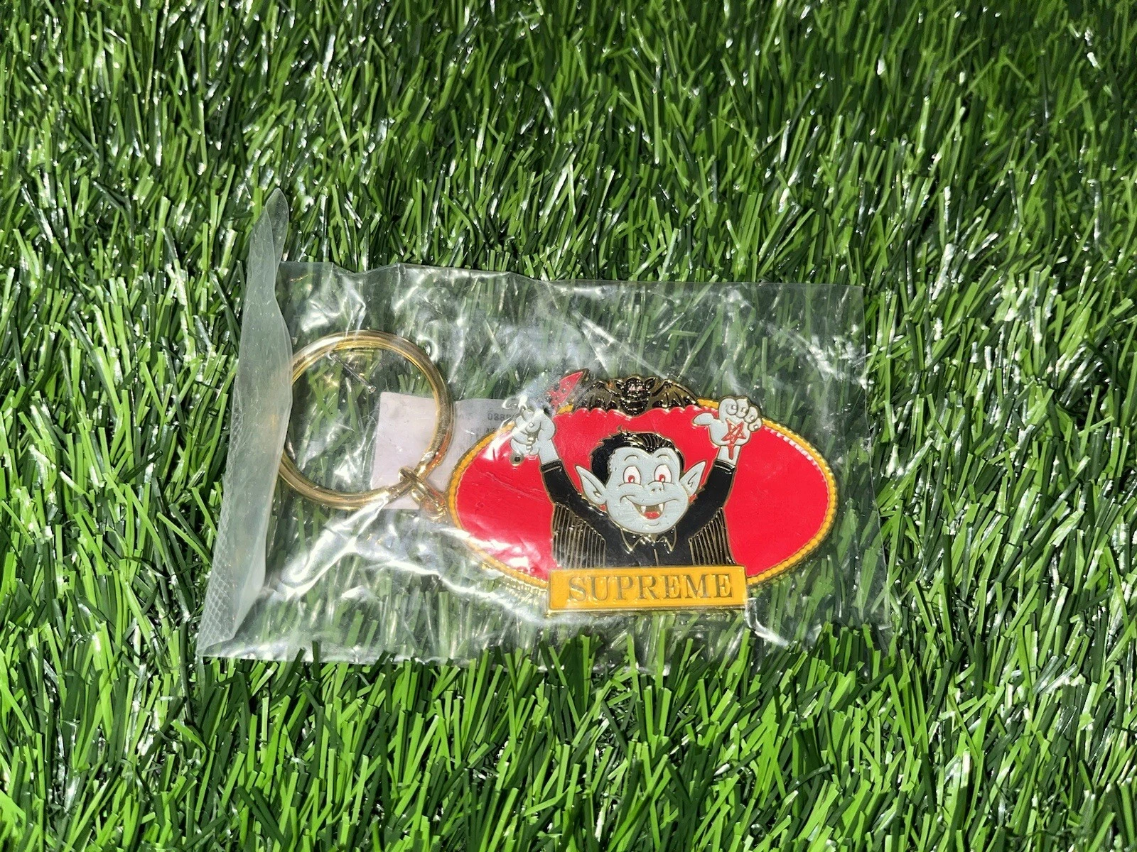 Porte clés Supreme Vampire Boy « Rouge & Or » 3,25 pouces