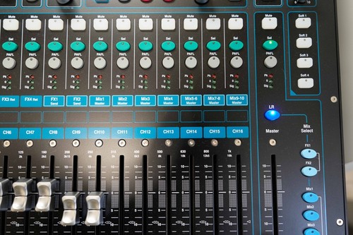 ALLEN & HEATH QU16 CHROME EDITION BUNDLED WITH ACCESSORIES EXCELLENT CONDITION - Picture 5 of 23