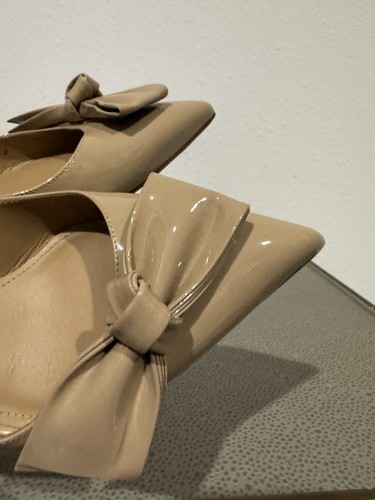 Salvatore Ferragamo Avola Tacones de salón con lazo de gran tamaño 7.5B charol desnudo ¡COMO NUEVOS! - Imagen 4 de 24