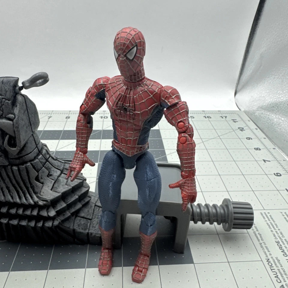 Spider-Man Super Poseable Action Figure w/ Gargoyle Stand & Maryjane Toybiz 2002 - Image 2 of 4