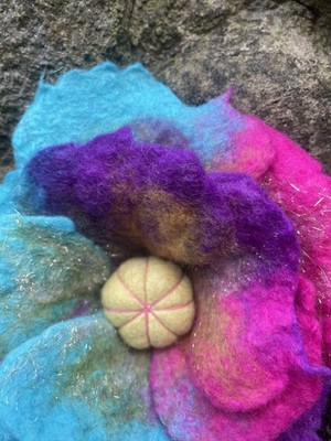 HANDGEMACHTE GEFILZTE WOLLBROSCHE/CORSAGE/NADEL BLUME rosa grün 