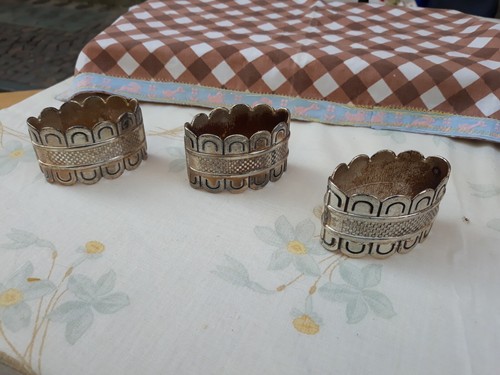 TRIS DI PORTATOVAGLIOLI VINTAGE IN LEGA D'ARGENTO - Foto 1 di 3