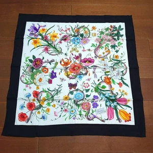 Gucci foulard en soie imprimé serpent floral ivoire 90 cm x 90 cm pour femme neuf