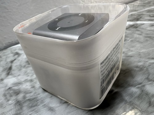 Apple iPod Shuffle 2 GB mini reproductor de MP3 4. Generación A1373 A estrenar y precintado - Imagen 2 de 8