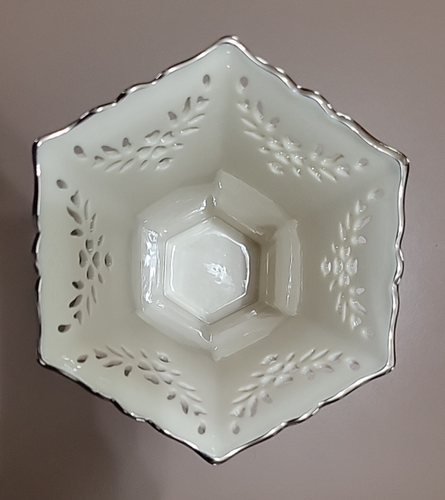 Jarrón Lenox perforado de 6 lados marfil con borde dorado, 7 3/4'" de alto - Imagen 2 de 8