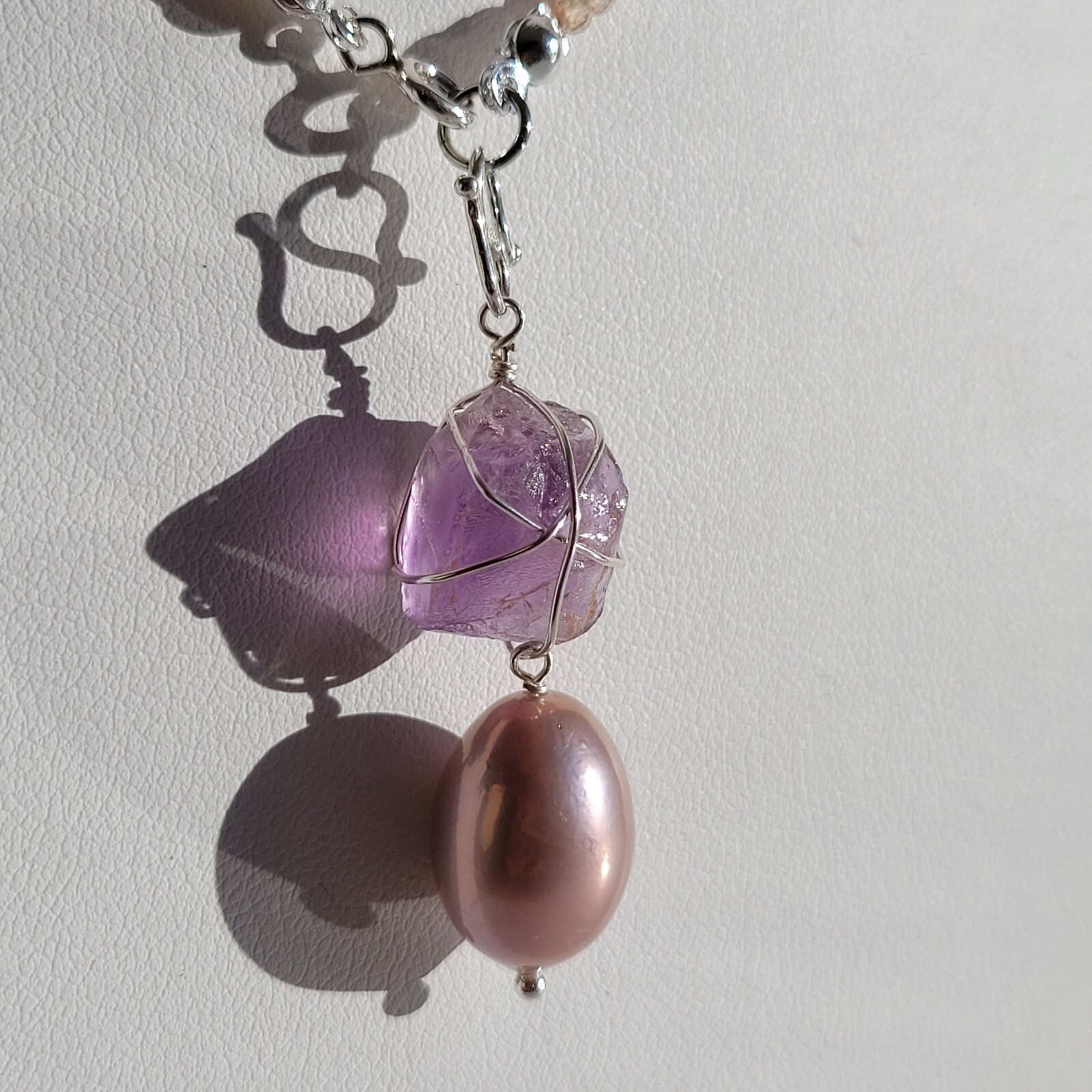 Pendentif en argent massif, perle d'eau douce baroque d'exception et améthyste facettée - 4