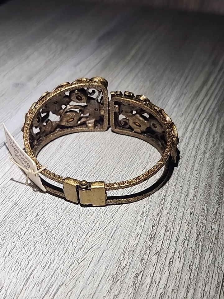 Brazalete de piedra roja Sweet Romance Foto 3 de 4