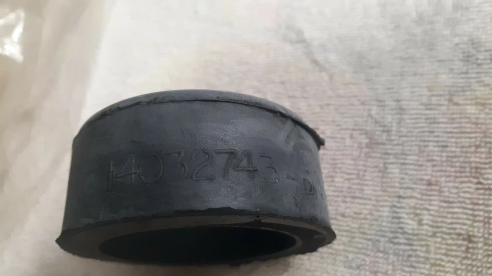 OEM GM COJÍN DE MONTAJE DE RADIADOR GM # 14032743 Foto 3 de 4