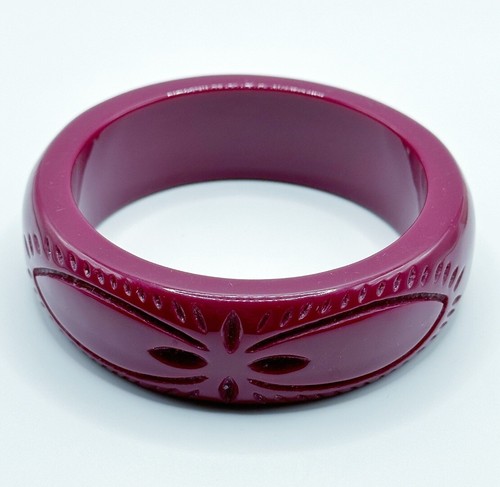 Vintage Carved Purple Acrylic Lucite Bangle Bracelet - Imagen 5 de 8