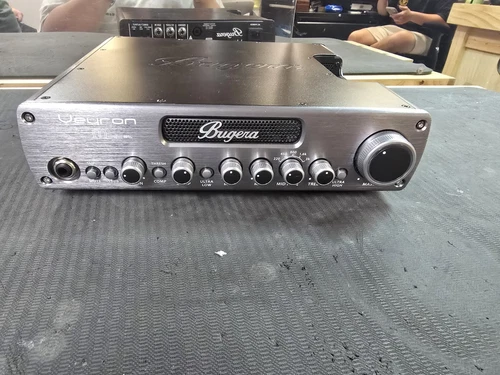 BUGERA BV1001M VEYRON 2000W MOSFET BASS AMPLIFIER HEAD - W/ Power Cord