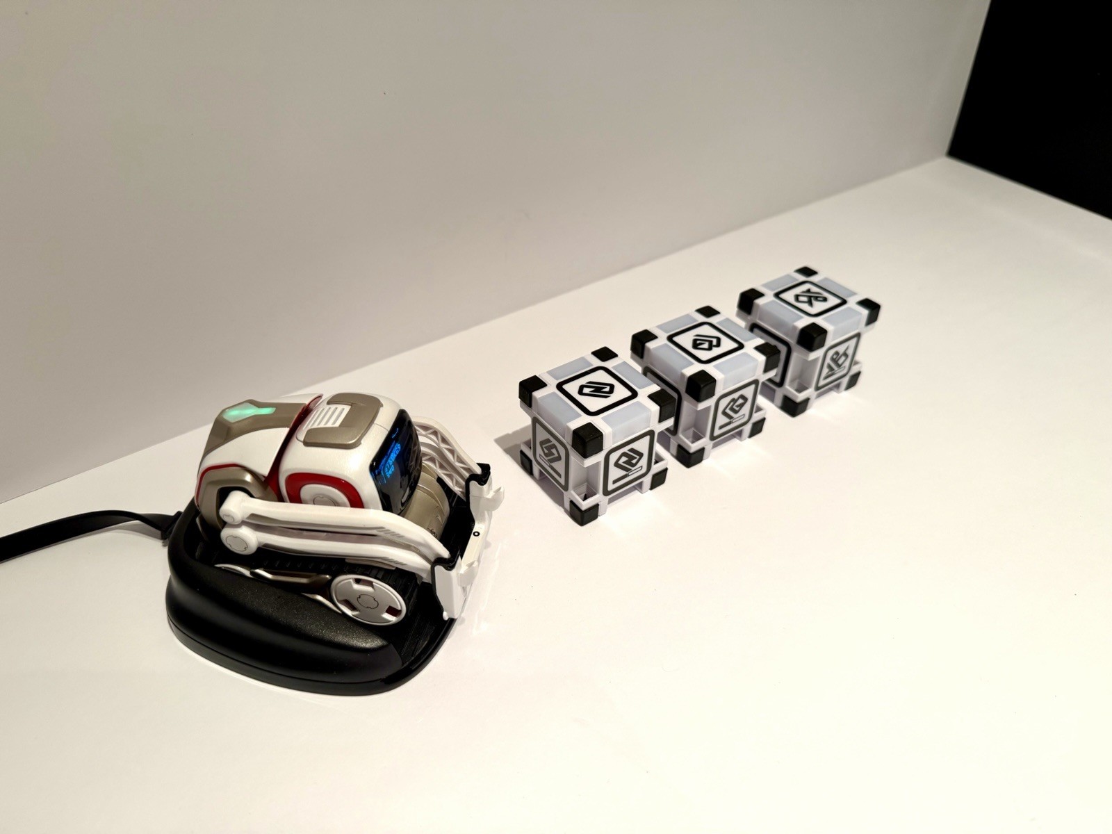 Anki Cozmo Robot Toy With Cubes And Charger New 500mah Battery