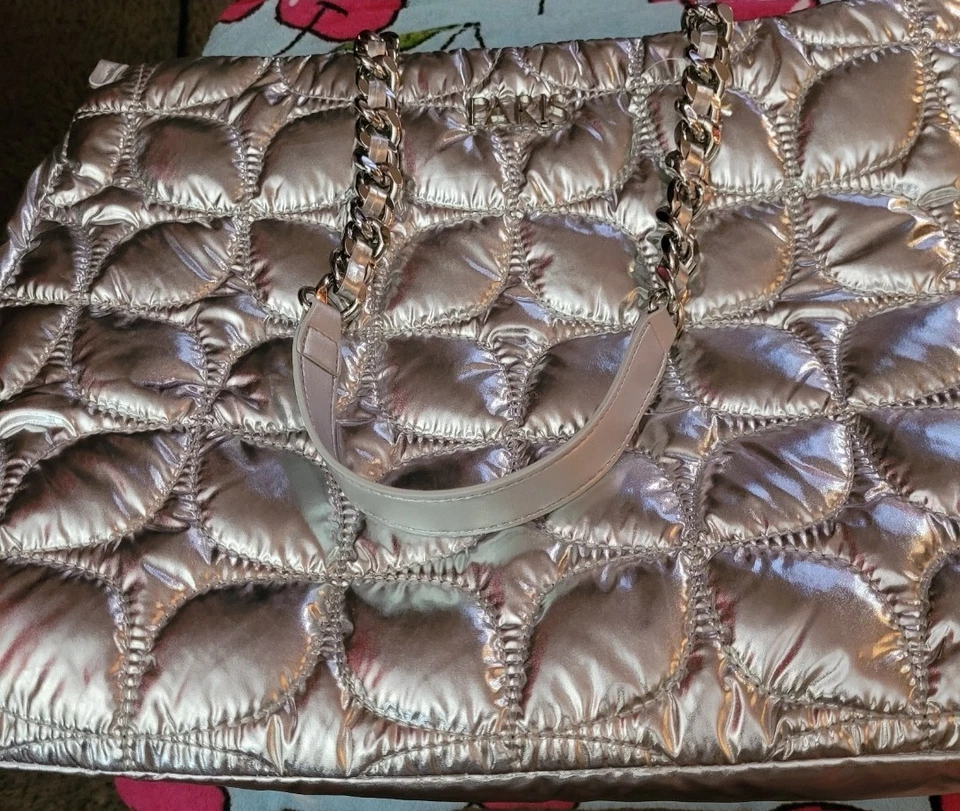 Bolso de Mano Paris Hilton Carson Acolchado de Nylon, Plateado con Cartera Steve Madden a Juego Foto 3 de 4