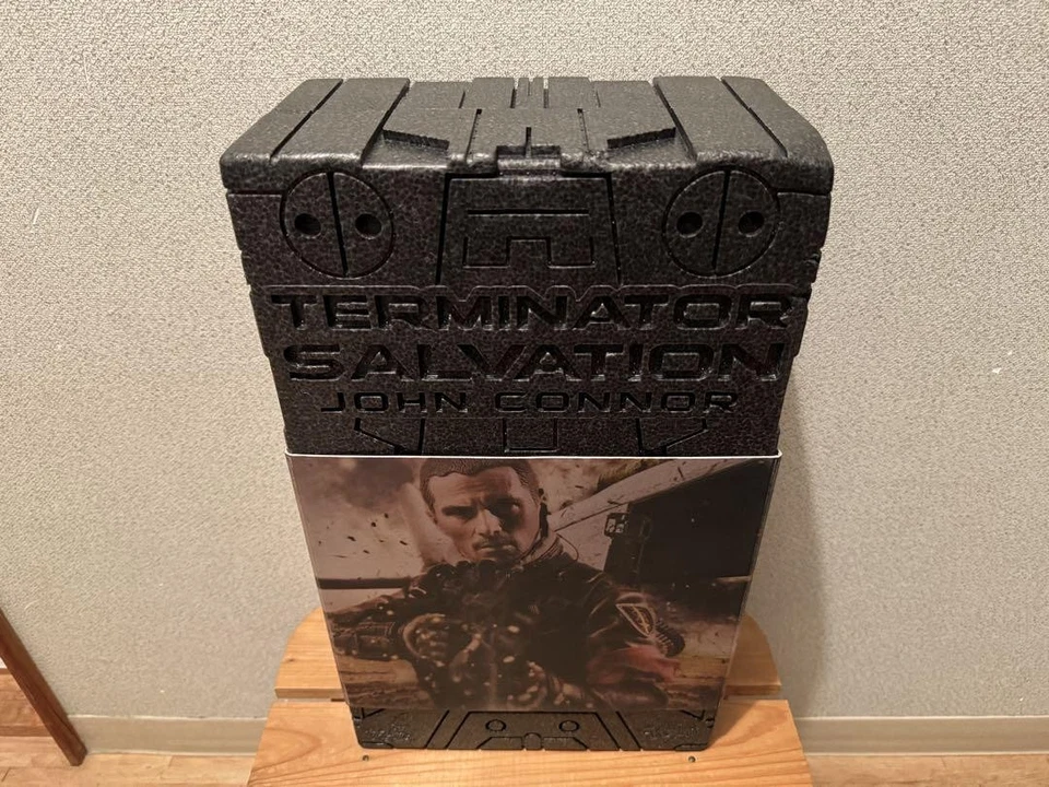 Boneco Hot Toys MMS100 Terminator Salvation Marcus Wright Sam Worthington - Imagem 3 de 4