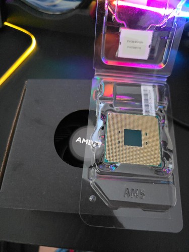 AMD Ryzen 7 2700 CPU and cooler R7 3.2GHz 8 Cores 16MB Socket AM4 Max 4.1GHz