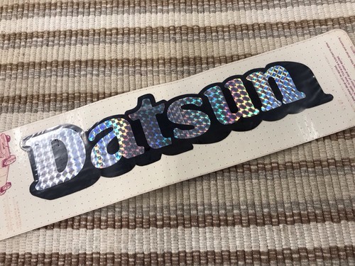 "Calcomanía adhesiva de parachoques con logotipo de Datsun de colección de los años 70 prismática 11,5"" x 2,75""" - Imagen 2 de 4