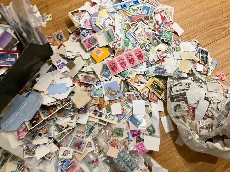 lote de trabajo sello mundial apagado y en papel 3 kg sin recoger ya que vino en alguna mancomunidad Foto 2 de 4