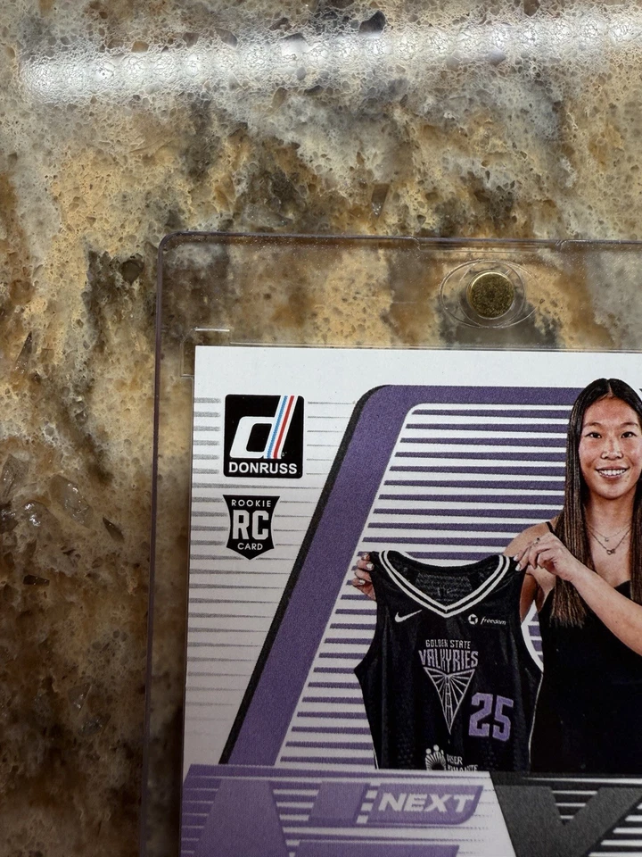 Panini WNBA 2025 Donruss Kaitlyn Chen Next Day Rookie RC automático Foto 4 de 4