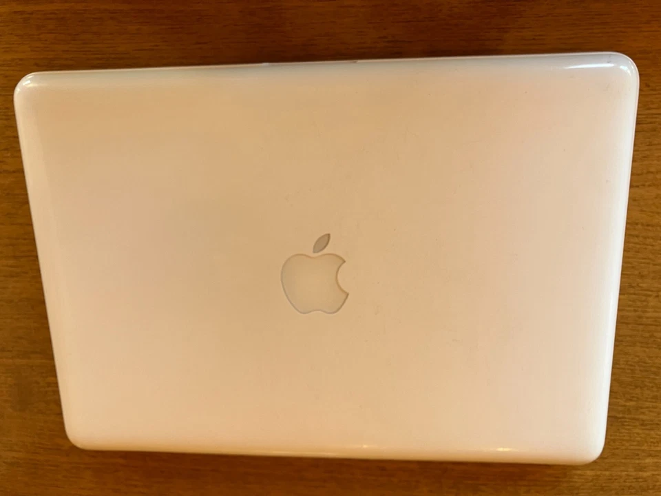 Macbook laptop mid-2010 model A1342, 13",  8GB RAM, 500 GB SSD, DVD drive  GUC - Image 3 of 4