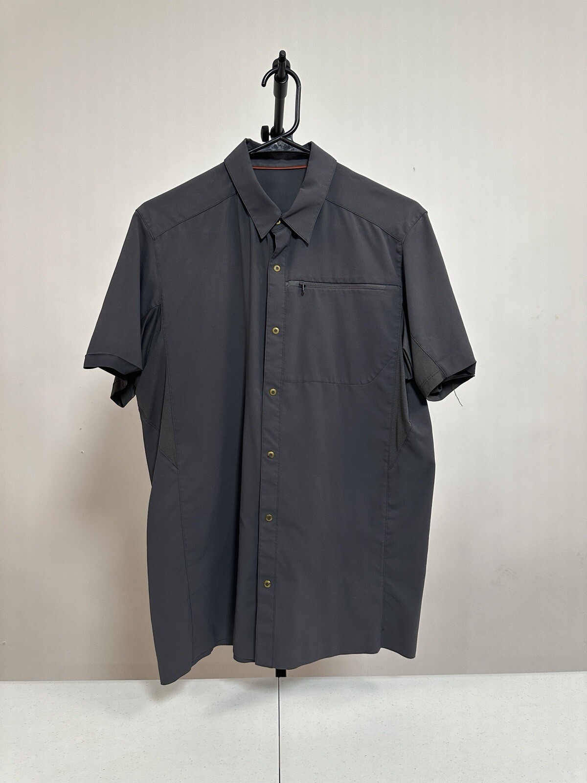 Camicia Arc'Teryx uomo piccola grigia cerniera tasca manica corta