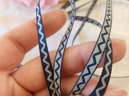 Galon fin motif gris bleu blanc zigzag 5 mètres sur 0,5 cm A2 - Foto 4 di 4