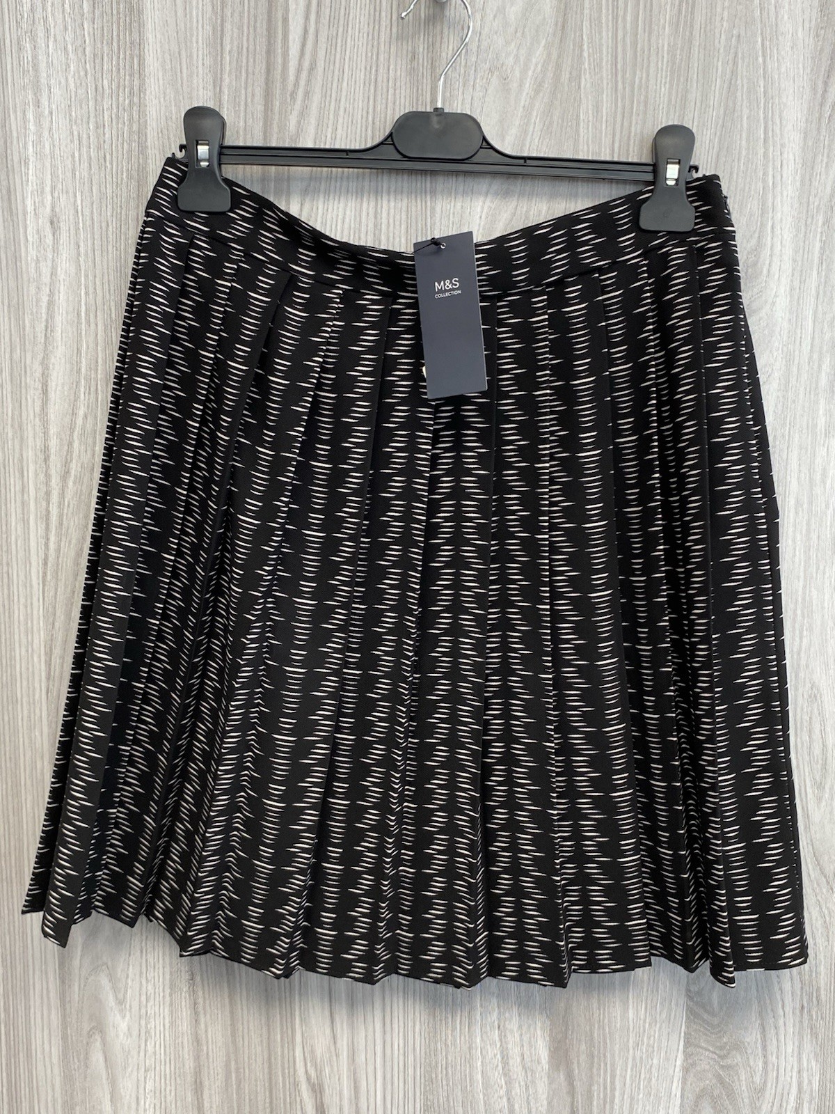 Falda patinadora plisada con cremallera lateral mezcla negra M&S Collection UK12 NUEVA CON ETIQUETAS PT