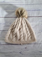 Women’s Girl’s H&M Cable Knit Pattern Beige Beanie Hat Faux Fur Pom Pom One Size