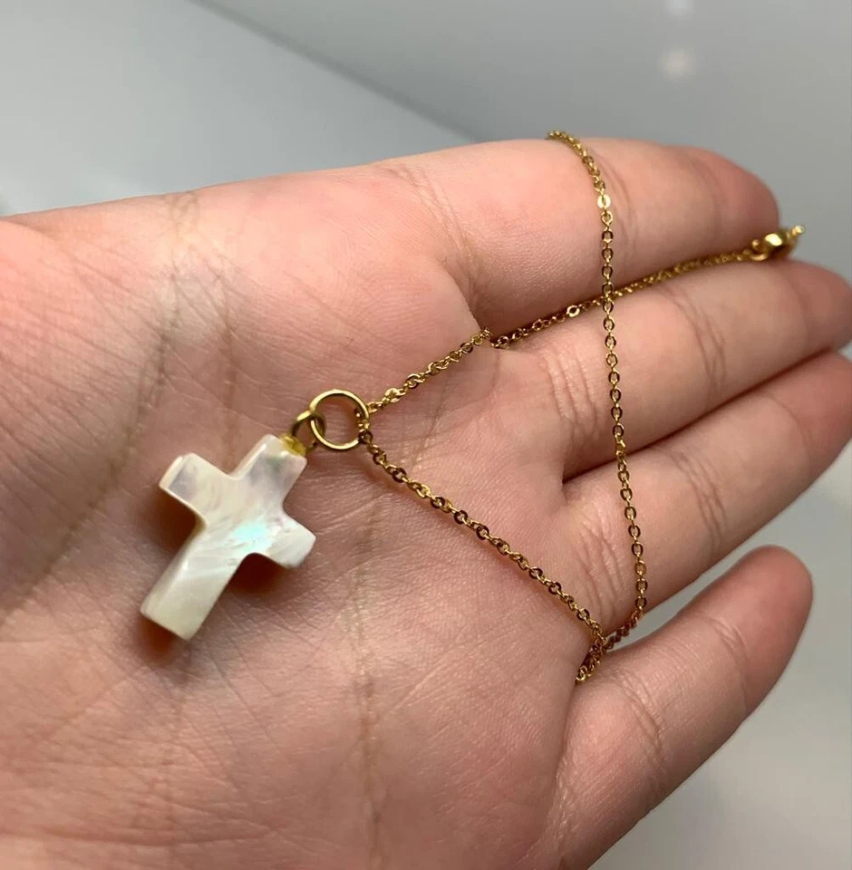 Colar madrepérola cruz com aço inoxidável e banhado a ouro. - Imagem 4 de 4