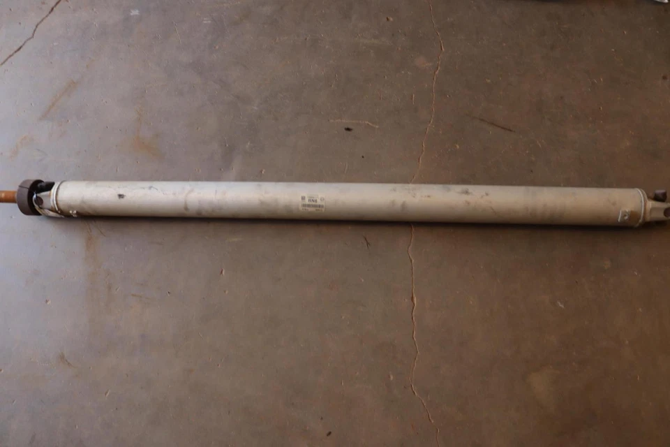 Chevy Avalanche 2007-2008 4x2 5,3 L 4 velocidades eje de transmisión trasero eje cardán OEM Foto 4 de 4