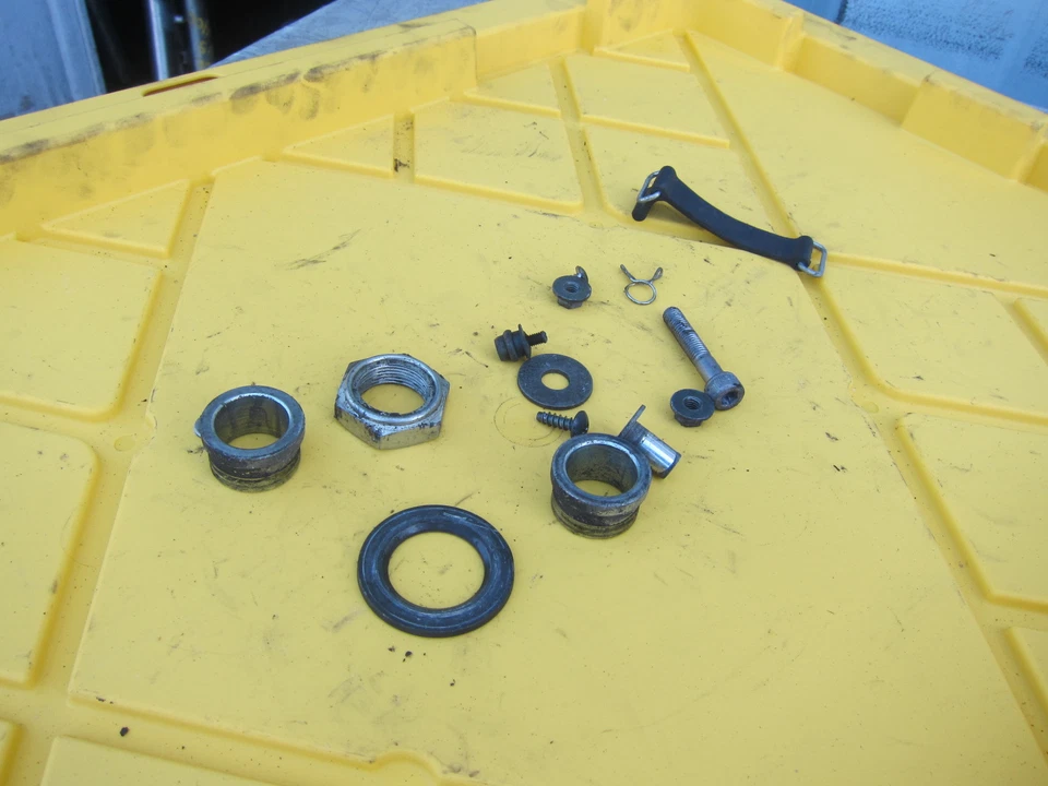 Yamaha FZ6 2006 hardware fabricante original espaciadores de rueda y correa de batería Foto 3 de 4