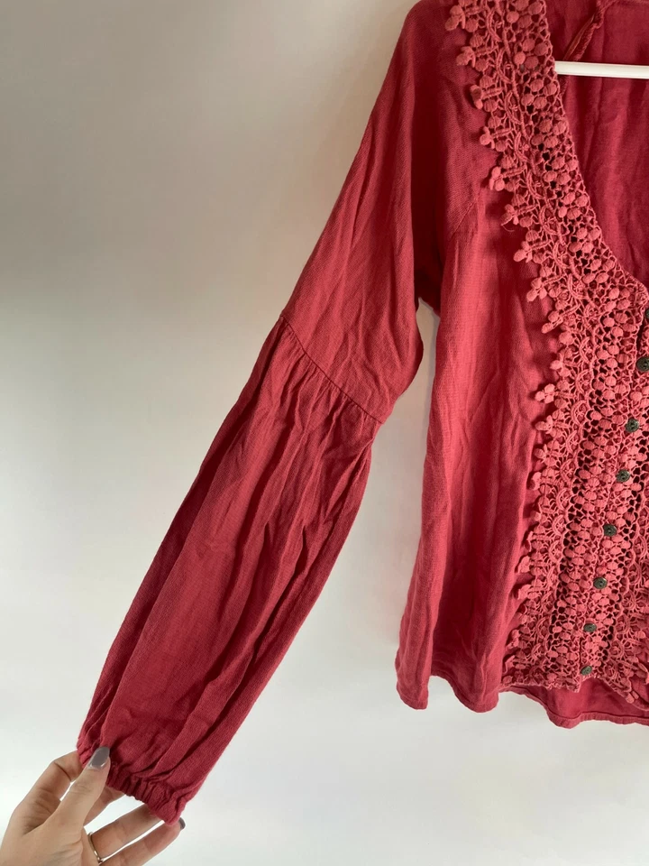 Cárdigan de encaje O'Neill para mujer talla pequeña rojo malva abotonado cuello en V bordado Foto 4 de 4