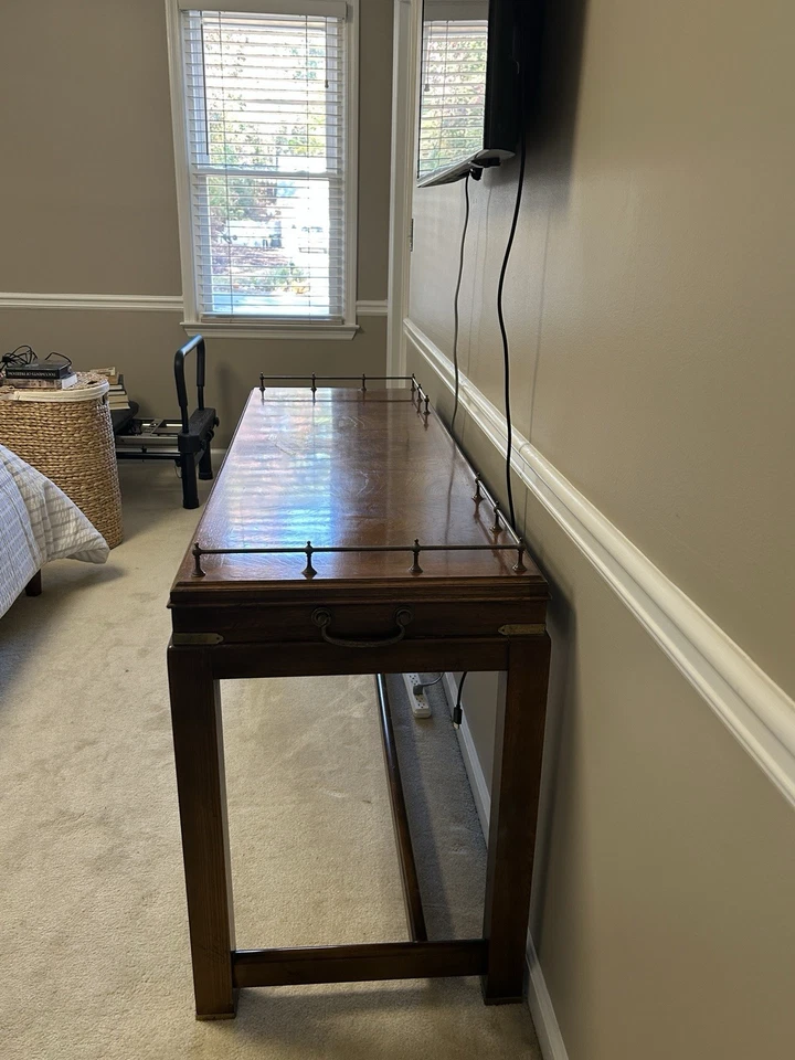 Consola Escritorio Mid Century Lane Campaña Latón Galería Burl Nogal con Juego de Silla Foto 3 de 4