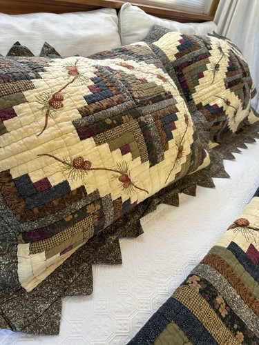 Vtg Donna Sharp Patchwork Quilt Cabin Raising Pine Cone Full Queen 2 Sham Lodge - Picture 12 of 23