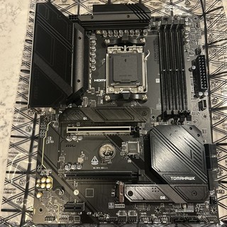 Scheda Madre MSI MAG B650 TOMAHAWK WiFi AM5 ATX AMD leggere descrizione
