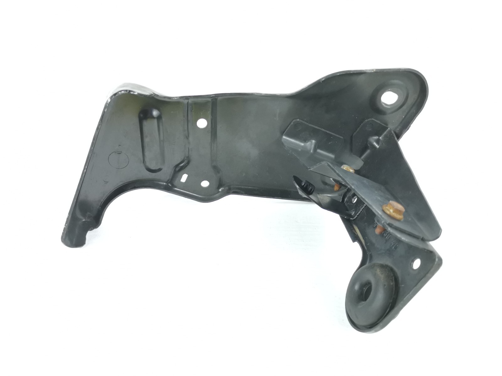 Maserati Ghibli S AWD 3.0L Auto 2014 Right Side Radiator Mount Bracket Support