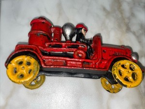 OLD CAST IRON HEAVY FIRE ENGINE PUMPER TRUCK NICE DISPLAY ITEM
